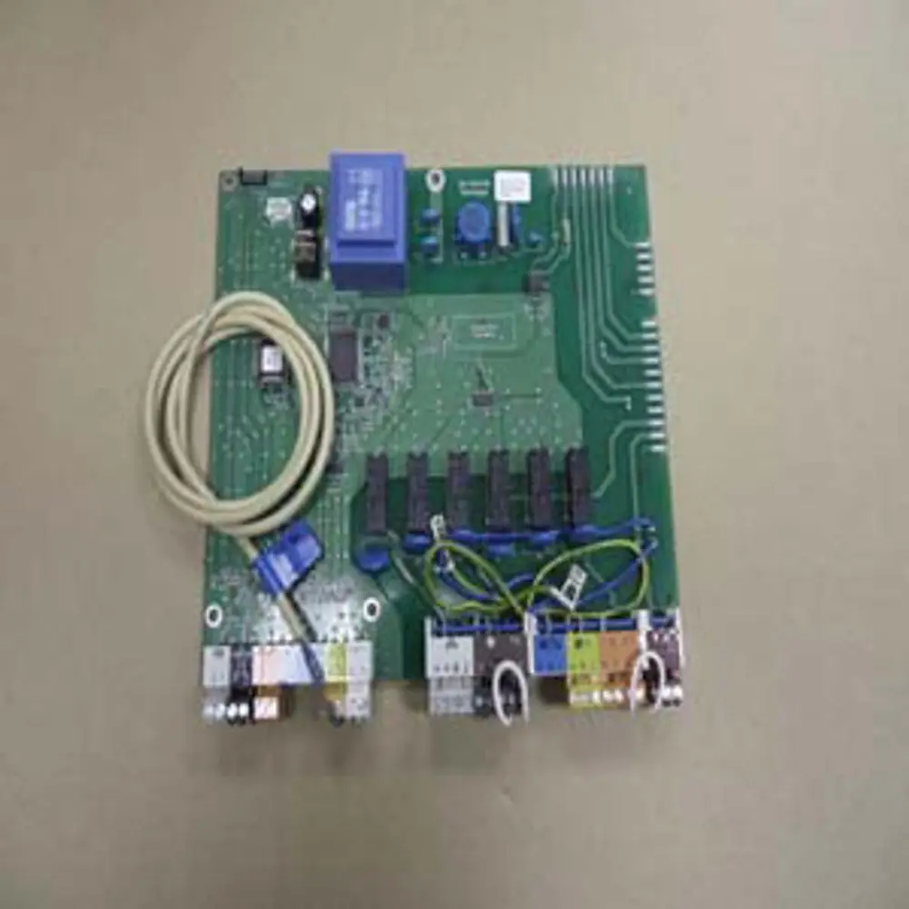 Grüne Platine mit mehreren elektronischen Bauteilen, darunter ein Relais und Stecker. Das Produkt ist Teil der Remeha Easy E1 Serie.